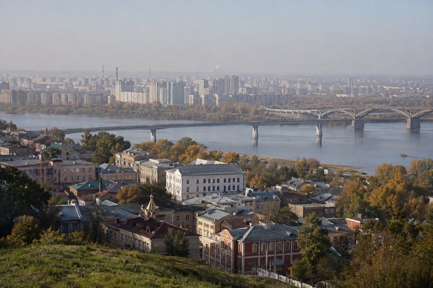 Нагорная и заречная части Нижнего Новгорода по разные стороны Оки