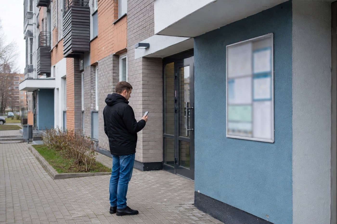 Житель проверяет управляющую компанию своего дома в Нижнем Новгороде