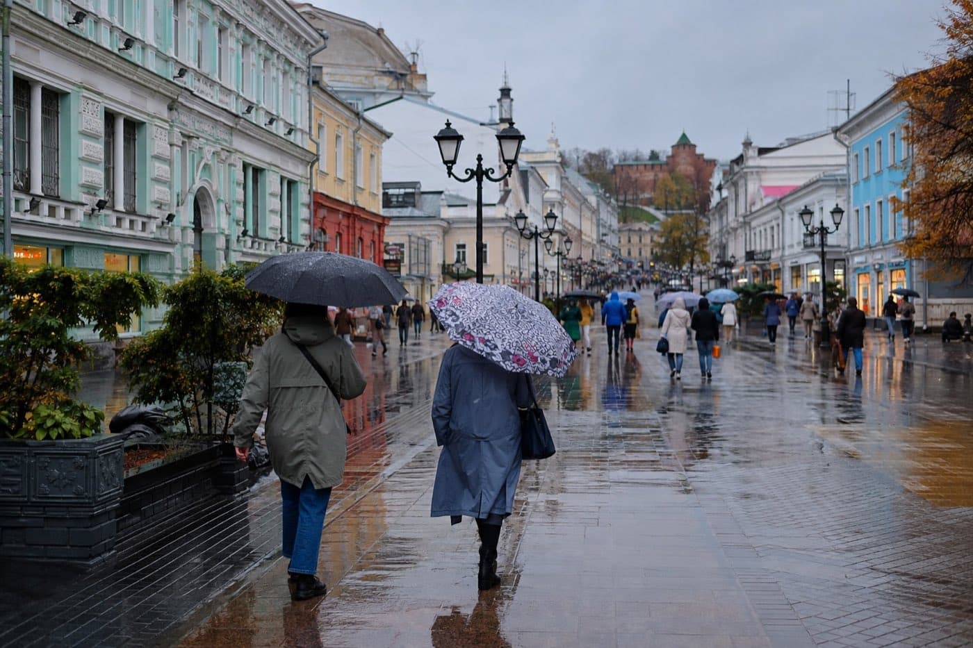 Большая Покровская улица в Нижнем Новгороде во время дождя