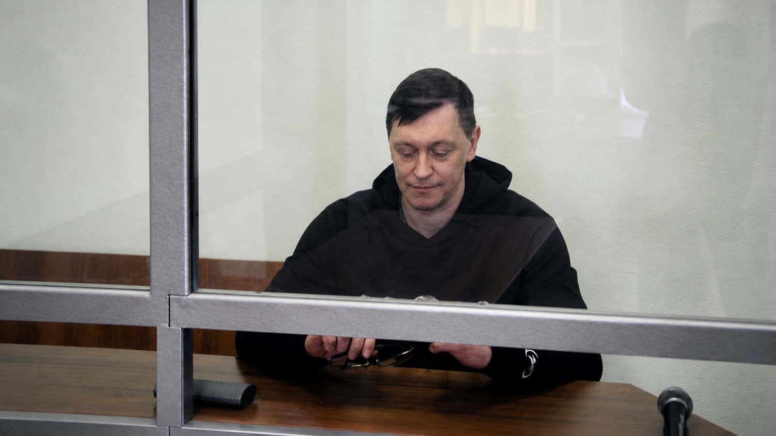 Андрей Левдиков в зале суда за стеклянной перегородкой