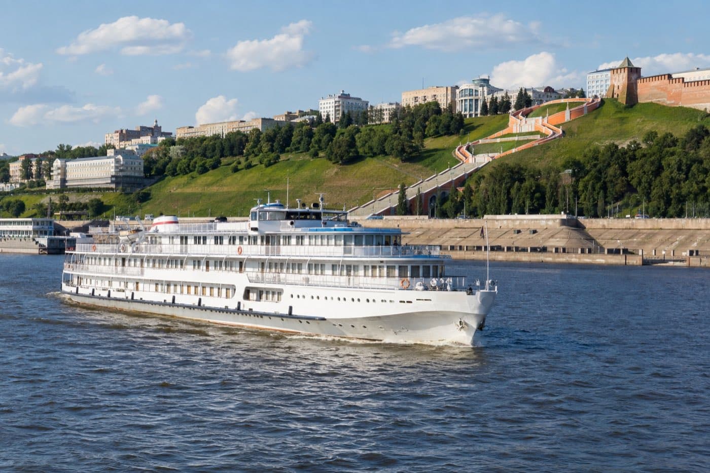 Прогулочный теплоход на Волге в Нижнем Новгороде